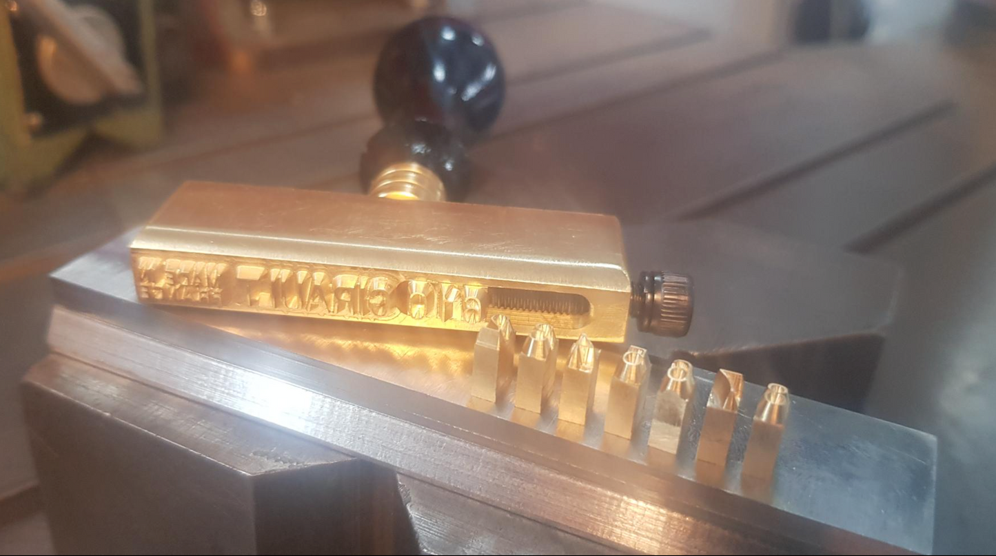 Sceaux et tampons personnalisés sur poignées bois.