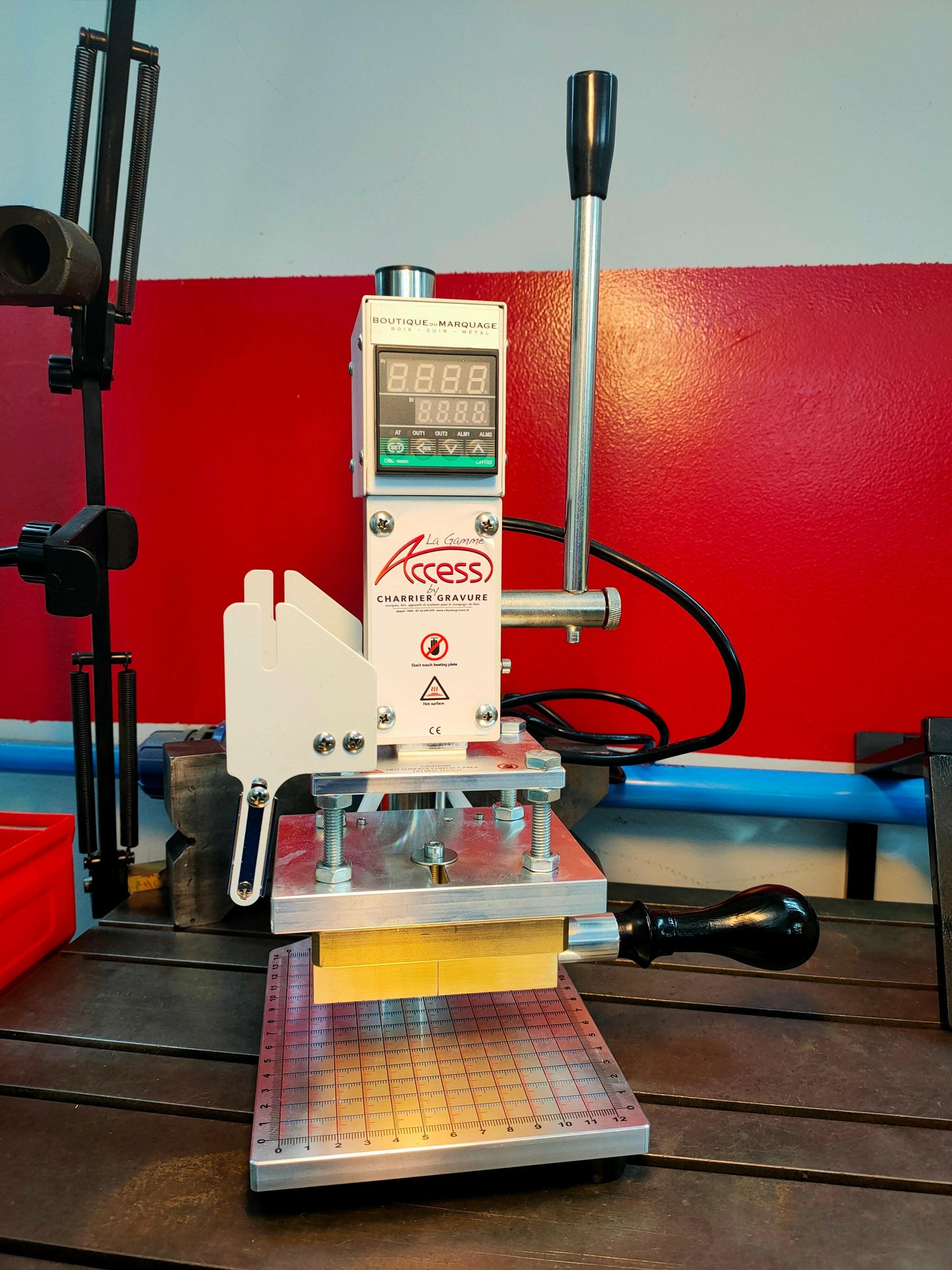 Presse à marquer avec bloc personnalisé.