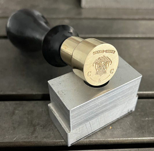 Sceaux et tampons personnalisés sur poignées bois.