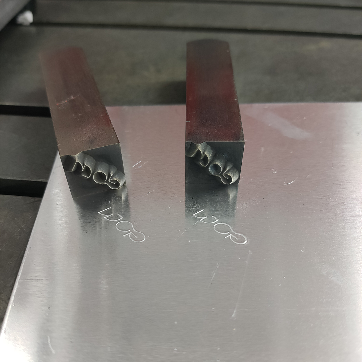 Poinçons de marquage personnalisés.