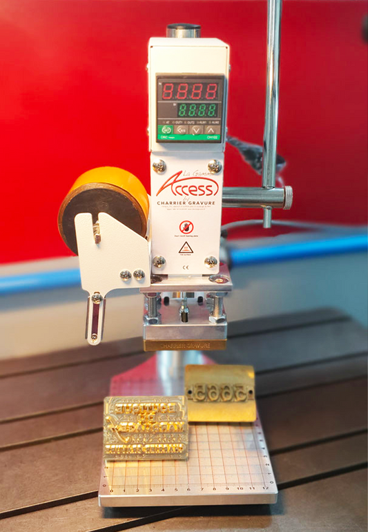 Presse à marquer avec bloc personnalisé.